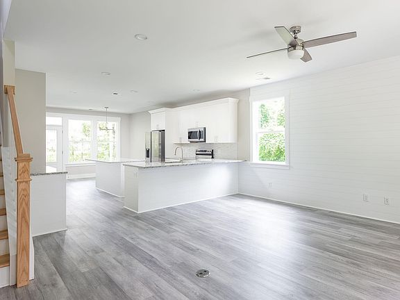 5th image of 2407 Raymond Ave