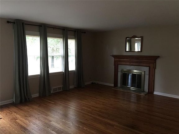 3rd image of 1000 E Beechwood Ln