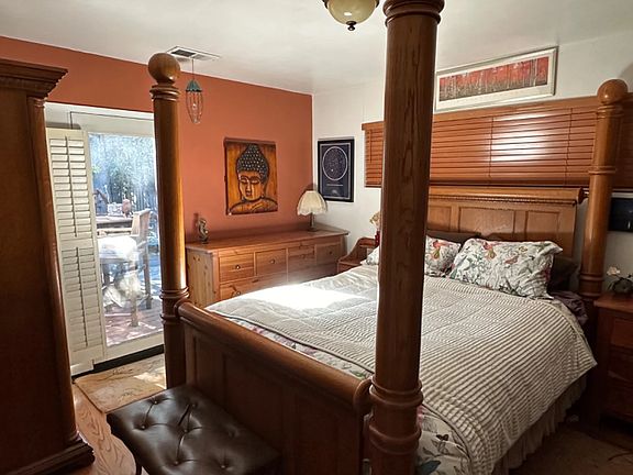 Master bedroom. Queen bed.