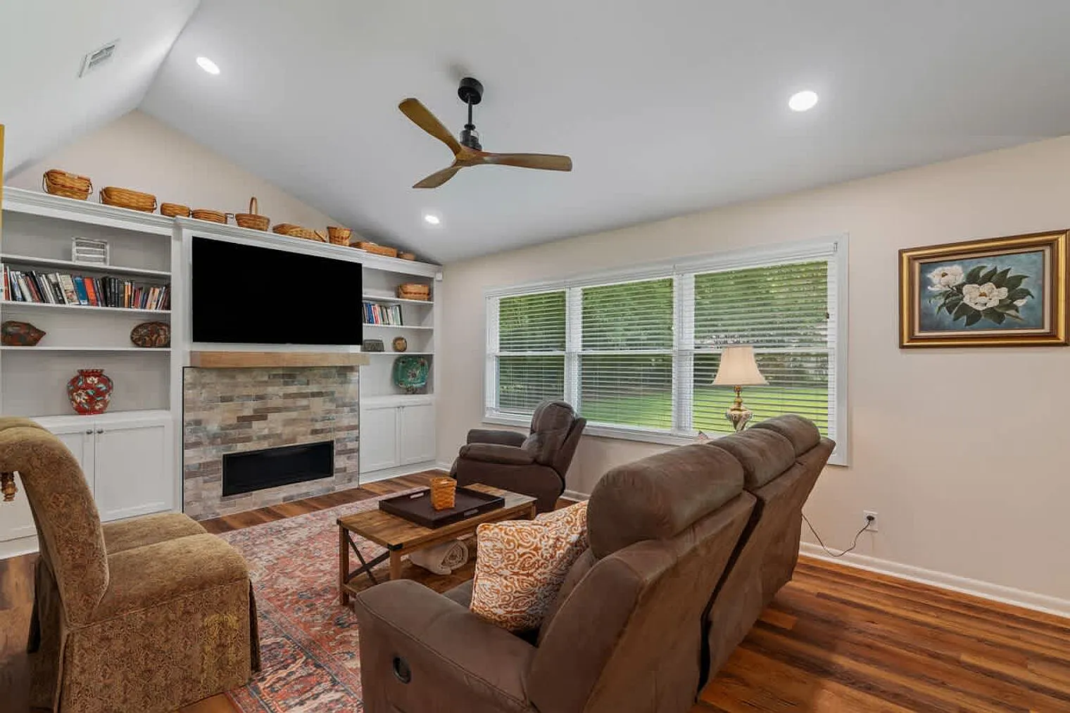 4 bed, 3.0 bath, 2411 sqft, $7,734 — Photo 2