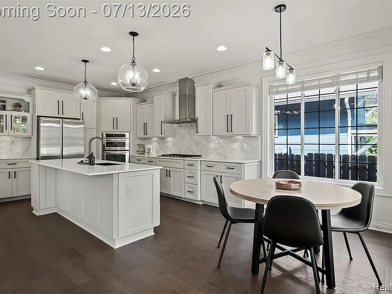 1049 Chapin Ave — Photo 11