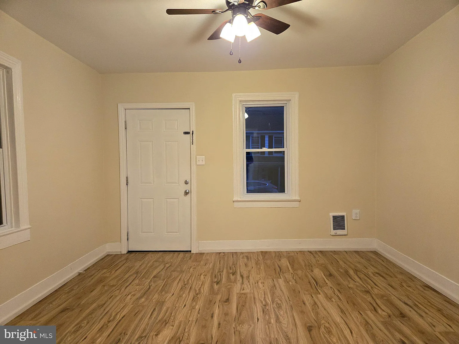 2 bed, 2.0 bath, 910 sqft, $1,575 — Photo 2