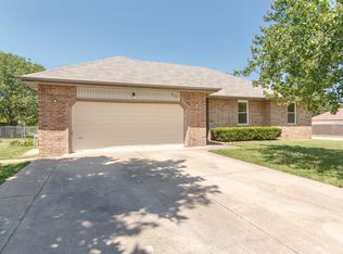 403 E Chet Atkins Ct, Nixa, MO 65714