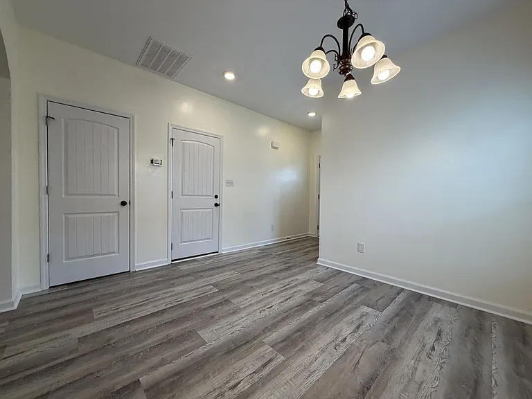 302 E Franck St — Photo 5