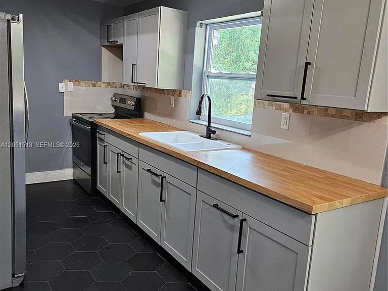 5627 SW 26th St — Photo 5