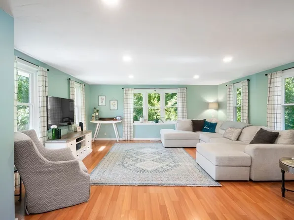 104 E Hartford Ave #B, Uxbridge, MA 01569