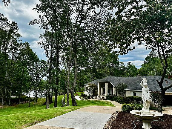 3rd image of 92 Club Dr
