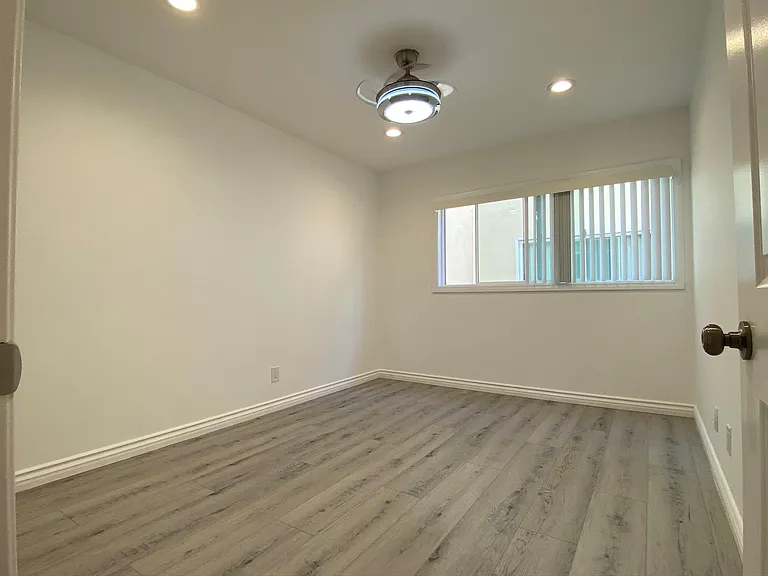 513 Avenue G #G — Photo 31