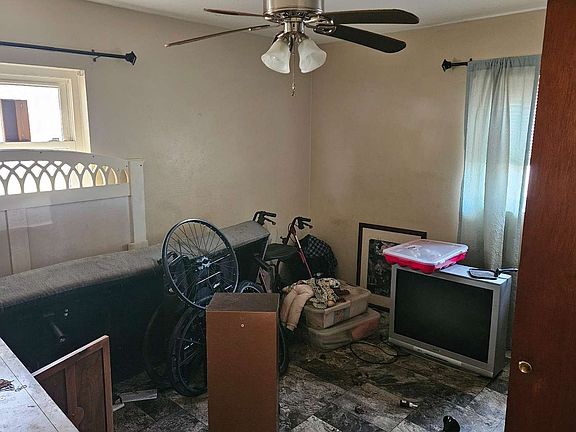 4th image of 203 SE Oak Hill St
