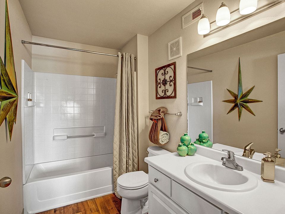 Legends at River Oaks Bathroom View