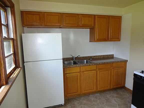 4th image of 2815 Broadway