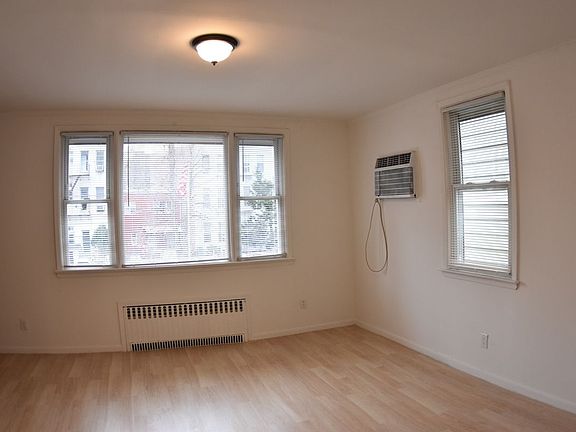 5th image of 632 Humboldt St