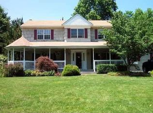 3 Ducharme Ln, Greenlawn, NY 11740