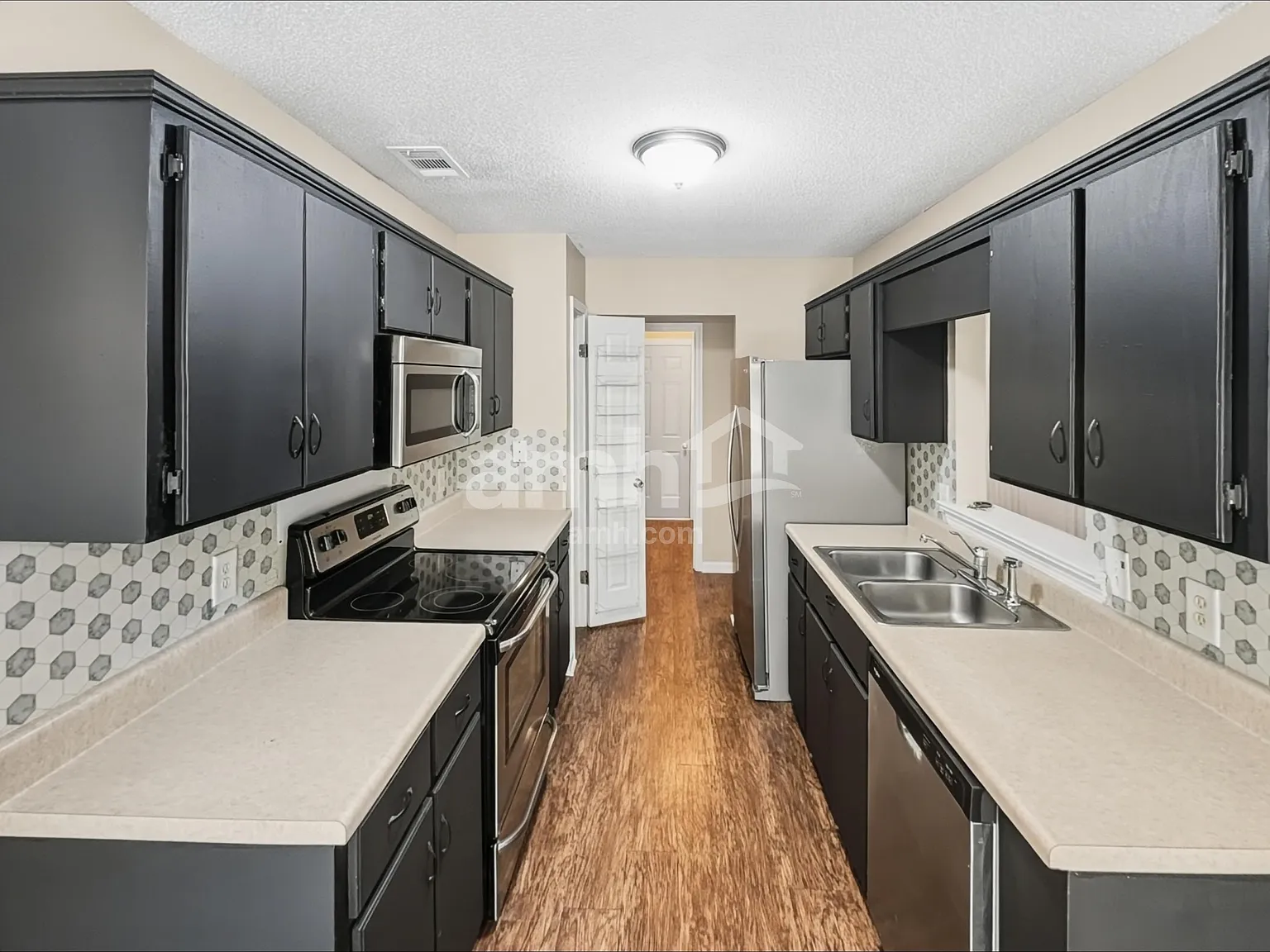 3 bed, 2.0 bath, 1337 sqft, $2,210 — Photo 3