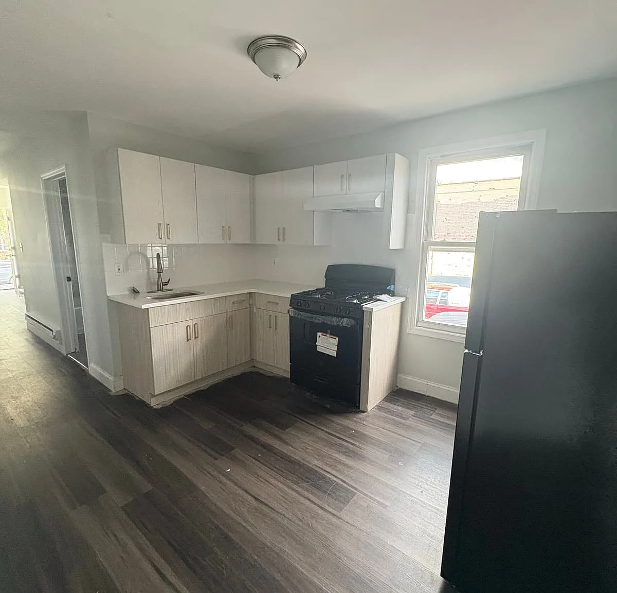 3 bed, 1000 sqft, $2,450 — Photo 3