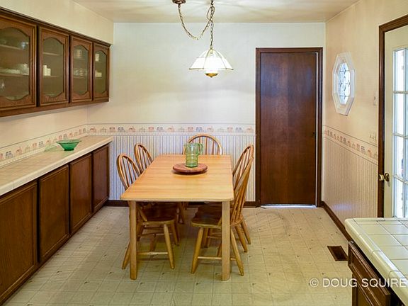 Eat-in Kitchen: 10' x 17'
