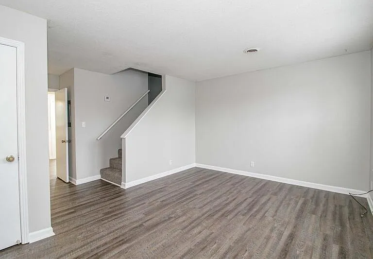 812- E Golfview Pl — Photo 2