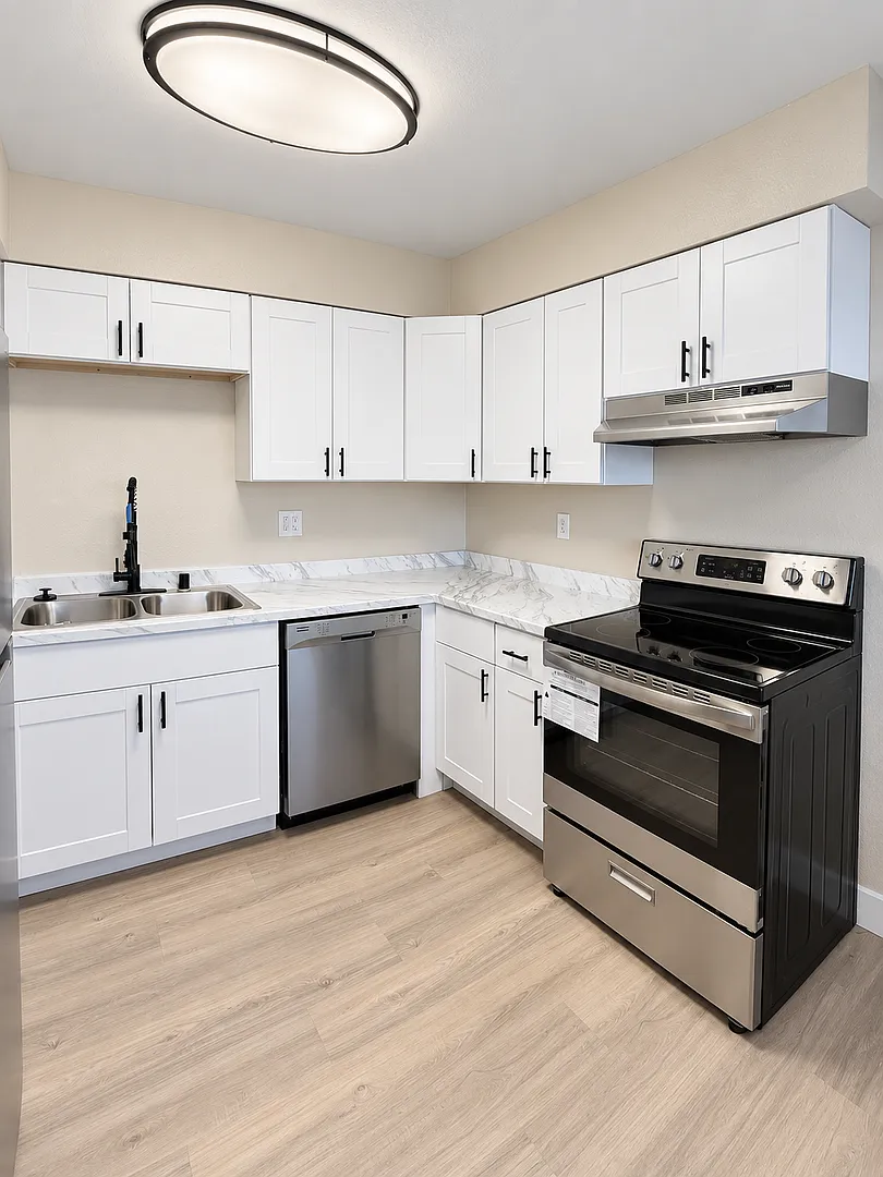 Pond Place Apts — Photo 4