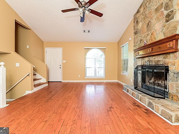 5th image of 215 Rosewood Dr