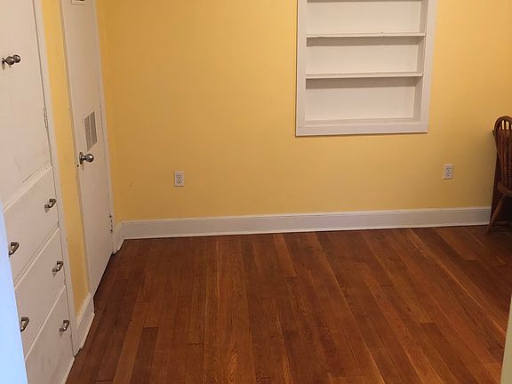 BM w built in shelves/drawer