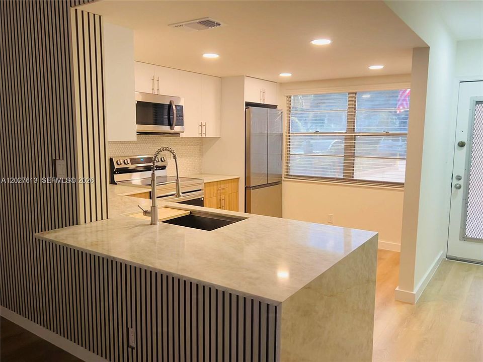 1st image of 2402 Antigua Cir APT H1