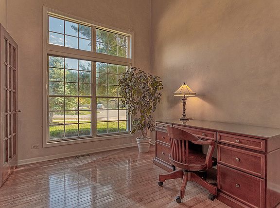5th image of 82 Fontaine Ct