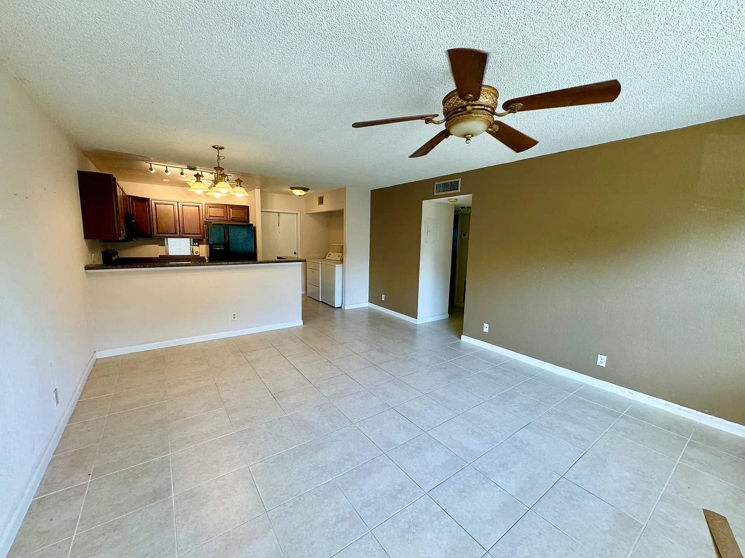 2 bed, 900 sqft, $1,800 — Photo 2