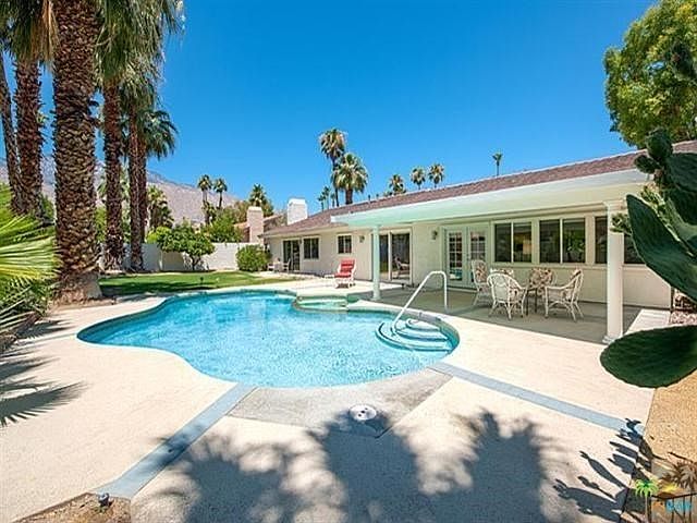 Resort-style yard.
