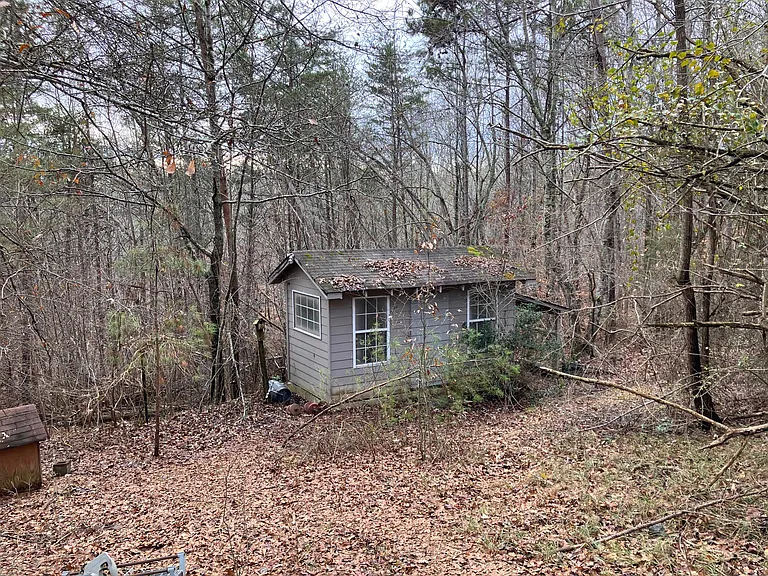 inulated outhouse with power ( heating and cooling can be provided by the landlord if requested
