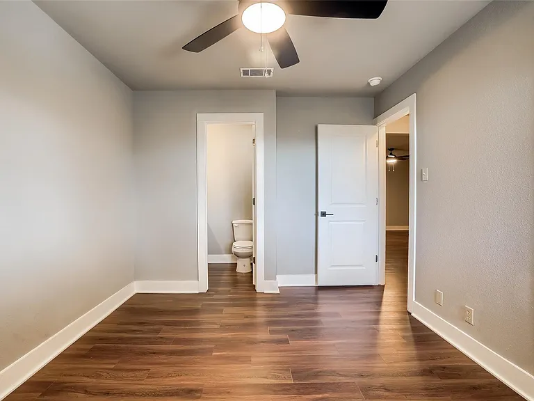 5909 Lago Vista Way #D — Photo 15