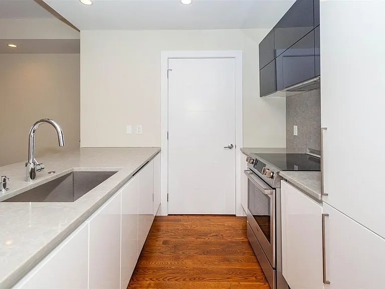 906 E 2nd St #306 — Photo 5