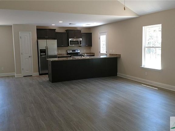 4th image of 5 Farrington Cir