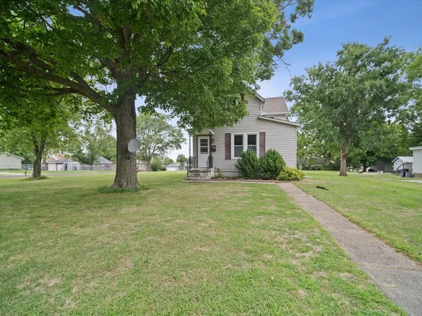 303 S Sycamore St, El Paso, IL 61738