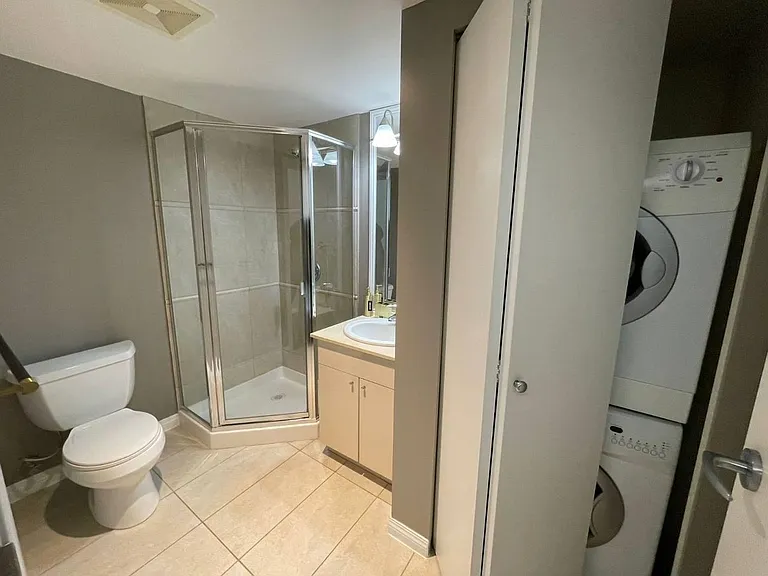 1328 W Pender St — Photo 17