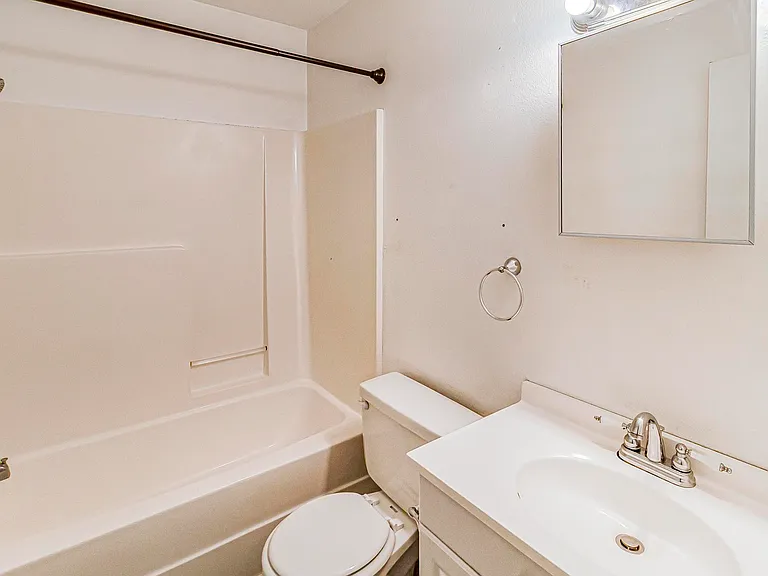 420 Franklin Ave #4 — Photo 7