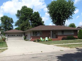 211 E Oakland Ave, Luverne, MN 56156