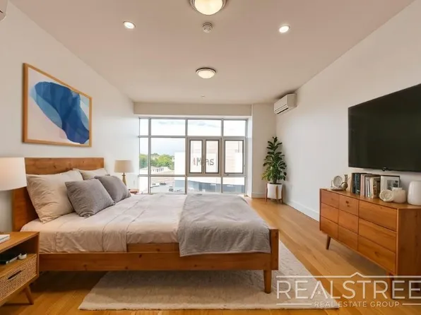 90-02 Queens Boulevard image 1 of 9