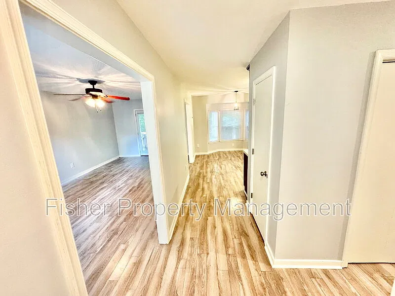 3 bed, 2.0 bath, 1202 sqft, $2,170 — Photo 3