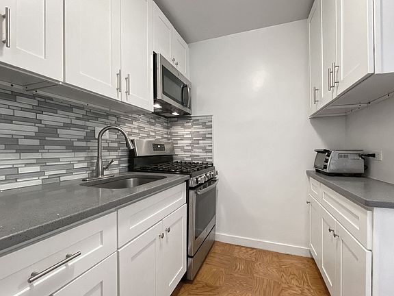 3rd image of 300 E 33rd St APT 7G