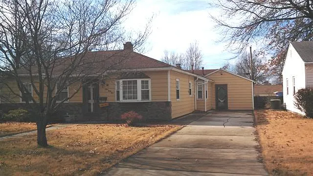 332 Colonial Ave photo 1