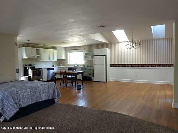 4th image of 1134 Bay Ave
