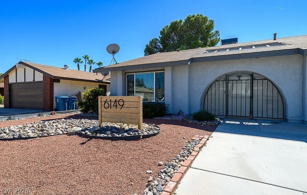 4 bed, 2.0 bath, 2020 sqft, $2,406 — Photo 2