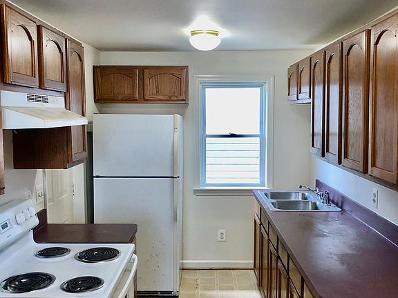 2nd image of 1304 Railroad Ave