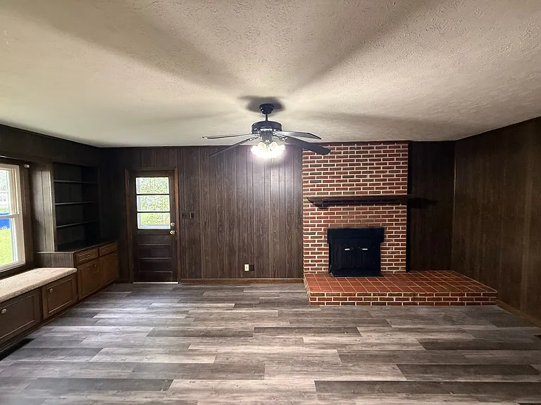 754 N Main St — Photo 8