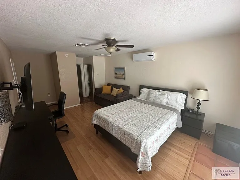 215 Zapata Ave — Photo 5