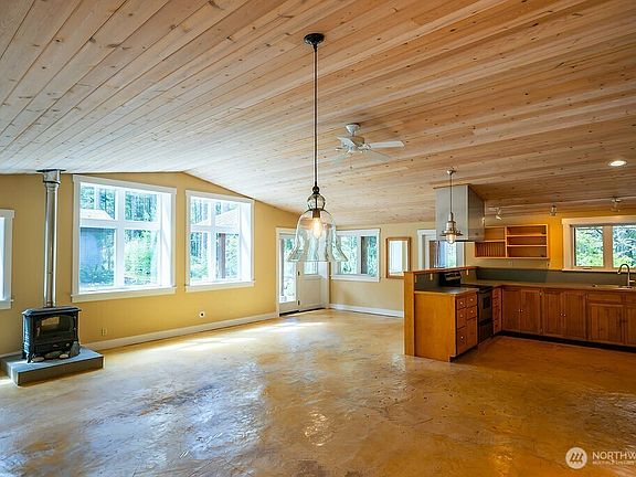 5th image of 343 Burt Road