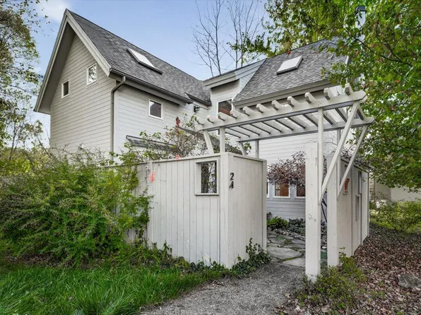 24 Tryon Farm Ln, Michigan City, IN 46360