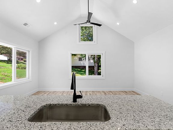 5th image of 319 Newcastle Ave
