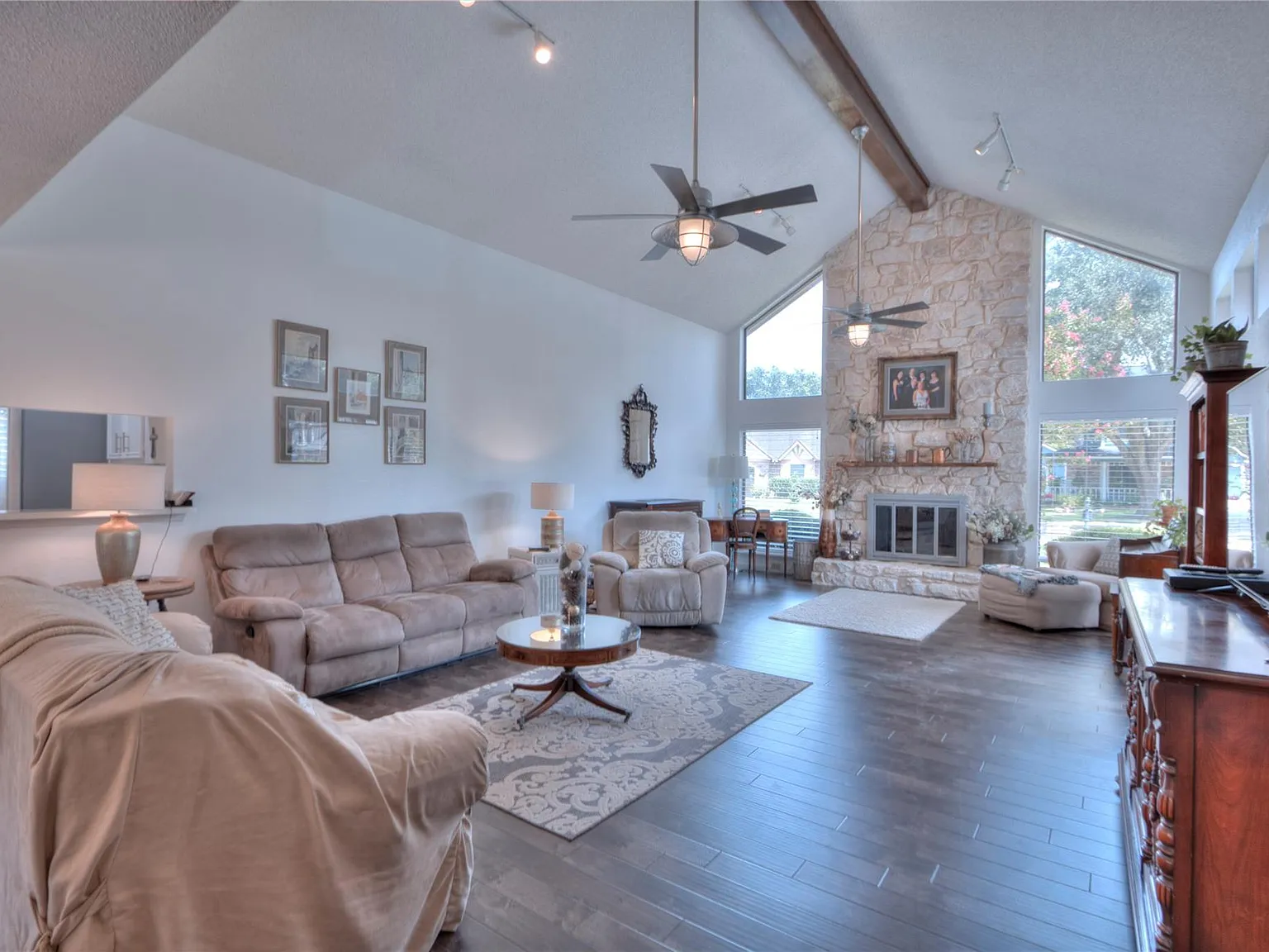 3 bed, 2.0 bath, 2133 sqft, $2,400 — Photo 4