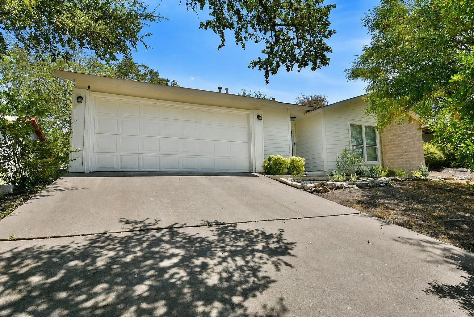 3 bed, 2.0 bath, 1394 sqft, $1,850 — Photo 1